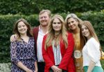 Den haag 16 juli 2021
Koninklijk fotouurtje met Koning Willem Alexander Koningin Maxima Prinses Amalia Alexia en Ariane in de tuin van Paleis Huis ten Bosch.