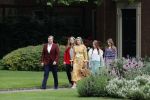 Den haag 16 juli 2021
Koninklijk fotouurtje met Koning Willem Alexander Koningin Maxima Prinses Amalia Alexia en Ariane in de tuin van Paleis Huis ten Bosch.
