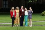 Den haag 16 juli 2021
Koninklijk fotouurtje met Koning Willem Alexander Koningin Maxima Prinses Amalia Alexia en Ariane in de tuin van Paleis Huis ten Bosch.