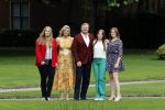 Den haag 16 juli 2021
Koninklijk fotouurtje met Koning Willem Alexander Koningin Maxima Prinses Amalia Alexia en Ariane in de tuin van Paleis Huis ten Bosch.