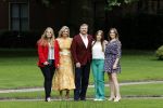 Den haag 16 juli 2021
Koninklijk fotouurtje met Koning Willem Alexander Koningin Maxima Prinses Amalia Alexia en Ariane in de tuin van Paleis Huis ten Bosch.