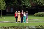 Den haag 16 juli 2021
Koninklijk fotouurtje met Koning Willem Alexander Koningin Maxima Prinses Amalia Alexia en Ariane in de tuin van Paleis Huis ten Bosch.