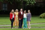 Den haag 16 juli 2021
Koninklijk fotouurtje met Koning Willem Alexander Koningin Maxima Prinses Amalia Alexia en Ariane in de tuin van Paleis Huis ten Bosch.