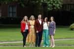 Den haag 16 juli 2021
Koninklijk fotouurtje met Koning Willem Alexander Koningin Maxima Prinses Amalia Alexia en Ariane in de tuin van Paleis Huis ten Bosch.