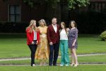 Den haag 16 juli 2021
Koninklijk fotouurtje met Koning Willem Alexander Koningin Maxima Prinses Amalia Alexia en Ariane in de tuin van Paleis Huis ten Bosch.