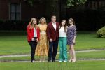 Den haag 16 juli 2021
Koninklijk fotouurtje met Koning Willem Alexander Koningin Maxima Prinses Amalia Alexia en Ariane in de tuin van Paleis Huis ten Bosch.