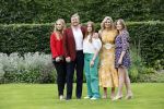Den haag 16 juli 2021
Koninklijk fotouurtje met Koning Willem Alexander Koningin Maxima Prinses Amalia Alexia en Ariane in de tuin van Paleis Huis ten Bosch.