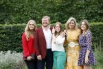Den haag 16 juli 2021
Koninklijk fotouurtje met Koning Willem Alexander Koningin Maxima Prinses Amalia Alexia en Ariane in de tuin van Paleis Huis ten Bosch.