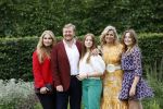 Den haag 16 juli 2021
Koninklijk fotouurtje met Koning Willem Alexander Koningin Maxima Prinses Amalia Alexia en Ariane in de tuin van Paleis Huis ten Bosch.
