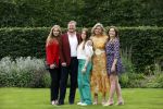 Den haag 16 juli 2021
Koninklijk fotouurtje met Koning Willem Alexander Koningin Maxima Prinses Amalia Alexia en Ariane in de tuin van Paleis Huis ten Bosch.