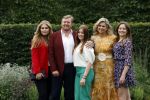 Den haag 16 juli 2021
Koninklijk fotouurtje met Koning Willem Alexander Koningin Maxima Prinses Amalia Alexia en Ariane in de tuin van Paleis Huis ten Bosch.