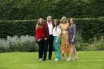 Den haag 16 juli 2021
Koninklijk fotouurtje met Koning Willem Alexander Koningin Maxima Prinses Amalia Alexia en Ariane in de tuin van Paleis Huis ten Bosch.