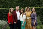 Den haag 16 juli 2021
Koninklijk fotouurtje met Koning Willem Alexander Koningin Maxima Prinses Amalia Alexia en Ariane in de tuin van Paleis Huis ten Bosch.
