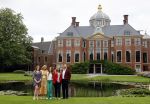 Den haag 16 juli 2021
Koninklijk fotouurtje met Koning Willem Alexander Koningin Maxima Prinses Amalia Alexia en Ariane in de tuin van Paleis Huis ten Bosch.