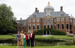 Den haag 16 juli 2021
Koninklijk fotouurtje met Koning Willem Alexander Koningin Maxima Prinses Amalia Alexia en Ariane in de tuin van Paleis Huis ten Bosch.