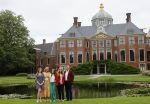 Den haag 16 juli 2021
Koninklijk fotouurtje met Koning Willem Alexander Koningin Maxima Prinses Amalia Alexia en Ariane in de tuin van Paleis Huis ten Bosch.