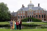 Den haag 16 juli 2021
Koninklijk fotouurtje met Koning Willem Alexander Koningin Maxima Prinses Amalia Alexia en Ariane in de tuin van Paleis Huis ten Bosch.