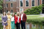 Den haag 16 juli 2021
Koninklijk fotouurtje met Koning Willem Alexander Koningin Maxima Prinses Amalia Alexia en Ariane in de tuin van Paleis Huis ten Bosch.