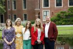 Den haag 16 juli 2021
Koninklijk fotouurtje met Koning Willem Alexander Koningin Maxima Prinses Amalia Alexia en Ariane in de tuin van Paleis Huis ten Bosch.