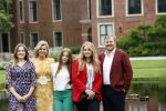 Den haag 16 juli 2021
Koninklijk fotouurtje met Koning Willem Alexander Koningin Maxima Prinses Amalia Alexia en Ariane in de tuin van Paleis Huis ten Bosch.