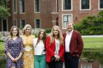 Den haag 16 juli 2021
Koninklijk fotouurtje met Koning Willem Alexander Koningin Maxima Prinses Amalia Alexia en Ariane in de tuin van Paleis Huis ten Bosch.