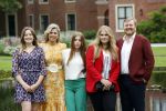 Den haag 16 juli 2021
Koninklijk fotouurtje met Koning Willem Alexander Koningin Maxima Prinses Amalia Alexia en Ariane in de tuin van Paleis Huis ten Bosch.