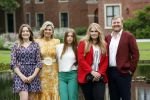Den haag 16 juli 2021
Koninklijk fotouurtje met Koning Willem Alexander Koningin Maxima Prinses Amalia Alexia en Ariane in de tuin van Paleis Huis ten Bosch.
