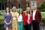 Den haag 16 juli 2021
Koninklijk fotouurtje met Koning Willem Alexander Koningin Maxima Prinses Amalia Alexia en Ariane in de tuin van Paleis Huis ten Bosch.