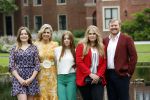 Den haag 16 juli 2021
Koninklijk fotouurtje met Koning Willem Alexander Koningin Maxima Prinses Amalia Alexia en Ariane in de tuin van Paleis Huis ten Bosch.