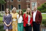 Den haag 16 juli 2021
Koninklijk fotouurtje met Koning Willem Alexander Koningin Maxima Prinses Amalia Alexia en Ariane in de tuin van Paleis Huis ten Bosch.
