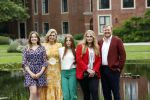 Den haag 16 juli 2021
Koninklijk fotouurtje met Koning Willem Alexander Koningin Maxima Prinses Amalia Alexia en Ariane in de tuin van Paleis Huis ten Bosch.