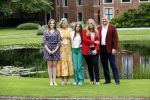 Den haag 16 juli 2021
Koninklijk fotouurtje met Koning Willem Alexander Koningin Maxima Prinses Amalia Alexia en Ariane in de tuin van Paleis Huis ten Bosch.