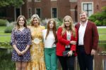 Den haag 16 juli 2021
Koninklijk fotouurtje met Koning Willem Alexander Koningin Maxima Prinses Amalia Alexia en Ariane in de tuin van Paleis Huis ten Bosch.