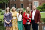 Den haag 16 juli 2021
Koninklijk fotouurtje met Koning Willem Alexander Koningin Maxima Prinses Amalia Alexia en Ariane in de tuin van Paleis Huis ten Bosch.