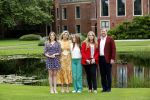 Den haag 16 juli 2021
Koninklijk fotouurtje met Koning Willem Alexander Koningin Maxima Prinses Amalia Alexia en Ariane in de tuin van Paleis Huis ten Bosch.