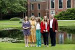 Den haag 16 juli 2021
Koninklijk fotouurtje met Koning Willem Alexander Koningin Maxima Prinses Amalia Alexia en Ariane in de tuin van Paleis Huis ten Bosch.