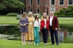 Den haag 16 juli 2021
Koninklijk fotouurtje met Koning Willem Alexander Koningin Maxima Prinses Amalia Alexia en Ariane in de tuin van Paleis Huis ten Bosch.