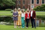 Den haag 16 juli 2021
Koninklijk fotouurtje met Koning Willem Alexander Koningin Maxima Prinses Amalia Alexia en Ariane in de tuin van Paleis Huis ten Bosch.
