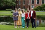 Den haag 16 juli 2021
Koninklijk fotouurtje met Koning Willem Alexander Koningin Maxima Prinses Amalia Alexia en Ariane in de tuin van Paleis Huis ten Bosch.