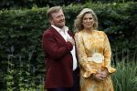 Den haag 16 juli 2021
Koninklijk fotouurtje met Koning Willem Alexander Koningin Maxima Prinses Amalia Alexia en Ariane in de tuin van Paleis Huis ten Bosch.