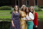 Den haag 16 juli 2021
Koninklijk fotouurtje met Koning Willem Alexander Koningin Maxima Prinses Amalia Alexia en Ariane in de tuin van Paleis Huis ten Bosch.