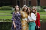 Den haag 16 juli 2021
Koninklijk fotouurtje met Koning Willem Alexander Koningin Maxima Prinses Amalia Alexia en Ariane in de tuin van Paleis Huis ten Bosch.