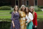 Den haag 16 juli 2021
Koninklijk fotouurtje met Koning Willem Alexander Koningin Maxima Prinses Amalia Alexia en Ariane in de tuin van Paleis Huis ten Bosch.