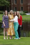 Den haag 16 juli 2021
Koninklijk fotouurtje met Koning Willem Alexander Koningin Maxima Prinses Amalia Alexia en Ariane in de tuin van Paleis Huis ten Bosch.