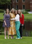Den haag 16 juli 2021
Koninklijk fotouurtje met Koning Willem Alexander Koningin Maxima Prinses Amalia Alexia en Ariane in de tuin van Paleis Huis ten Bosch.