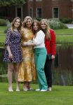 Den haag 16 juli 2021
Koninklijk fotouurtje met Koning Willem Alexander Koningin Maxima Prinses Amalia Alexia en Ariane in de tuin van Paleis Huis ten Bosch.