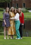 Den haag 16 juli 2021
Koninklijk fotouurtje met Koning Willem Alexander Koningin Maxima Prinses Amalia Alexia en Ariane in de tuin van Paleis Huis ten Bosch.