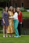 Den haag 16 juli 2021
Koninklijk fotouurtje met Koning Willem Alexander Koningin Maxima Prinses Amalia Alexia en Ariane in de tuin van Paleis Huis ten Bosch.