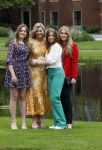 Den haag 16 juli 2021
Koninklijk fotouurtje met Koning Willem Alexander Koningin Maxima Prinses Amalia Alexia en Ariane in de tuin van Paleis Huis ten Bosch.