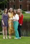 Den haag 16 juli 2021
Koninklijk fotouurtje met Koning Willem Alexander Koningin Maxima Prinses Amalia Alexia en Ariane in de tuin van Paleis Huis ten Bosch.